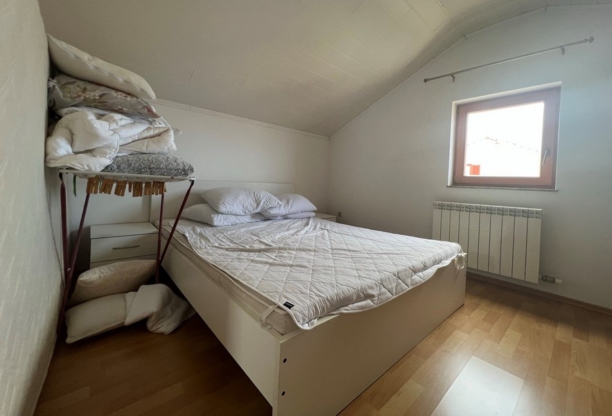 Sypialnia z oknem na poddaszu.