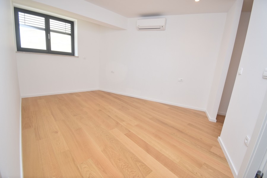 Łazienka z dużą kabiną prysznicową