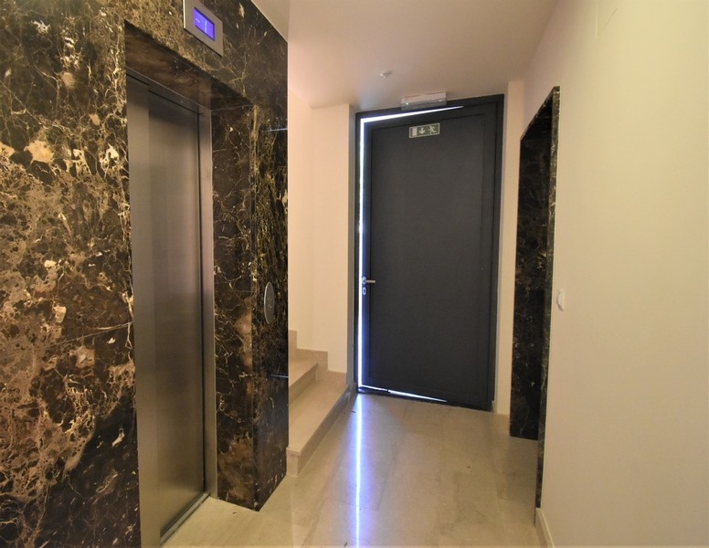 Klatka schodowa z bardzo nowoczesną windą