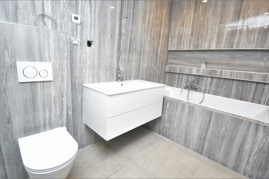 Toaleta w łazience.