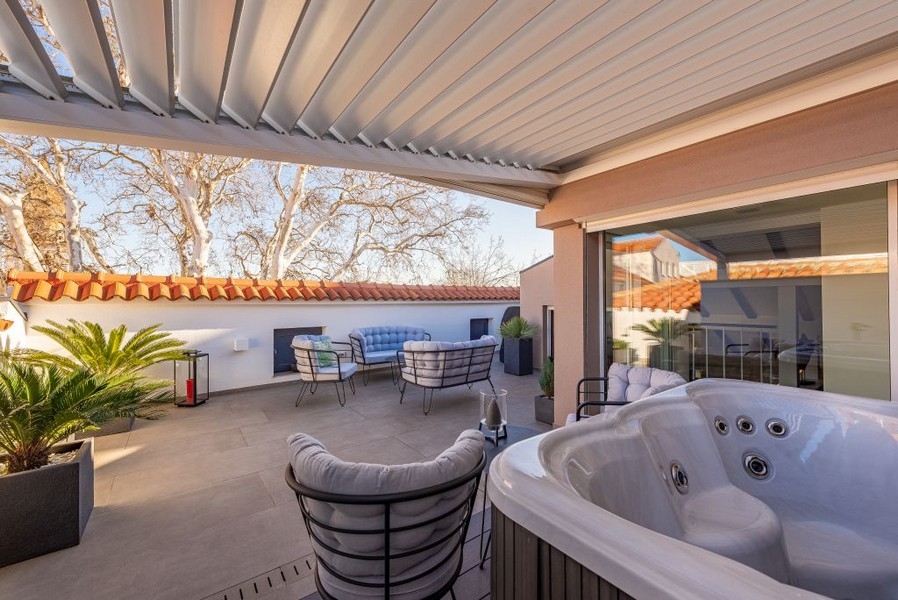 Taras na dachu z jacuzzi