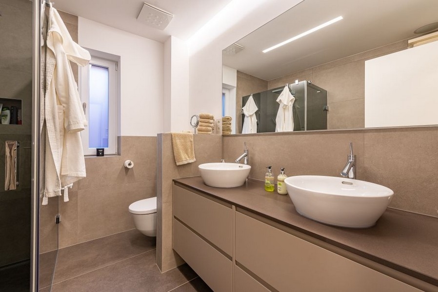 Duża łazienka z prysznicem ze strumieniem deszczowym i oknem