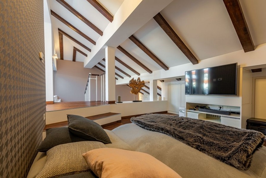 Piękna galeria z wyjściem na taras na dachu - A2950P