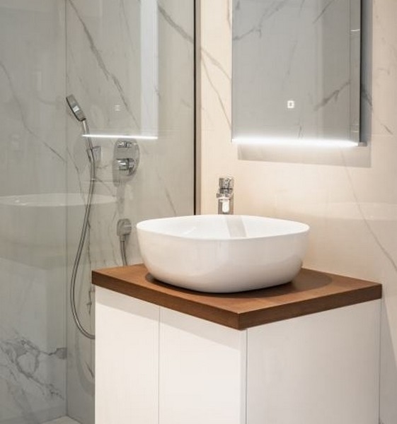 Wysokiej jakości łazienka z prysznicem