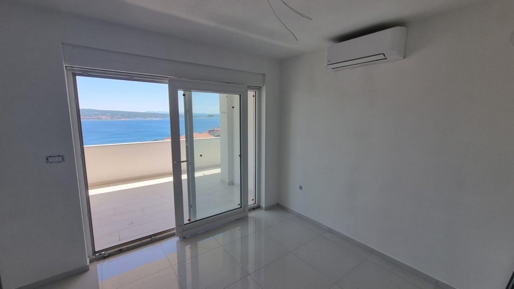 Pokój dzienny i widok na zadaszony taras i morze w pobliżu Crikvenicy, Chorwacja - Panorama Harcerska.