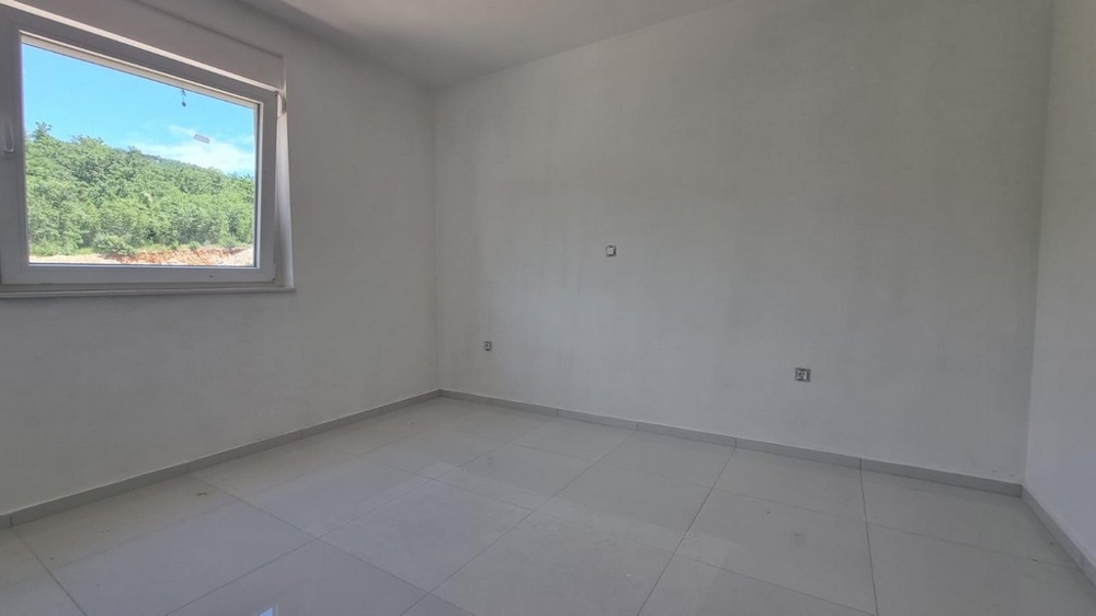 Sypialnia z widokiem na zieleń.