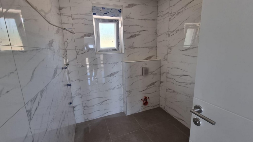 Toaleta z wysokiej jakości płytek na podłodze