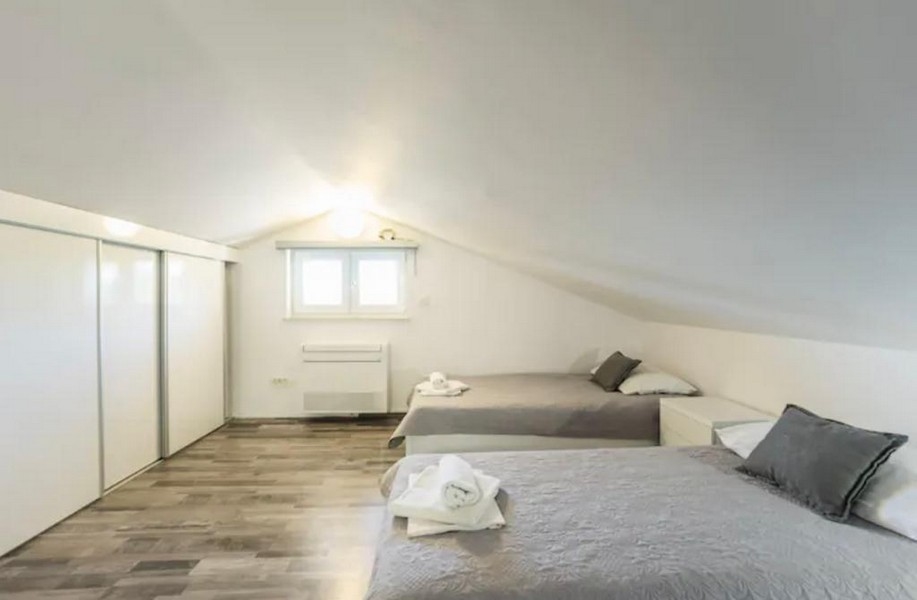 Sypialnia z meblościanką i oknem - Nieruchomości Chorwacja