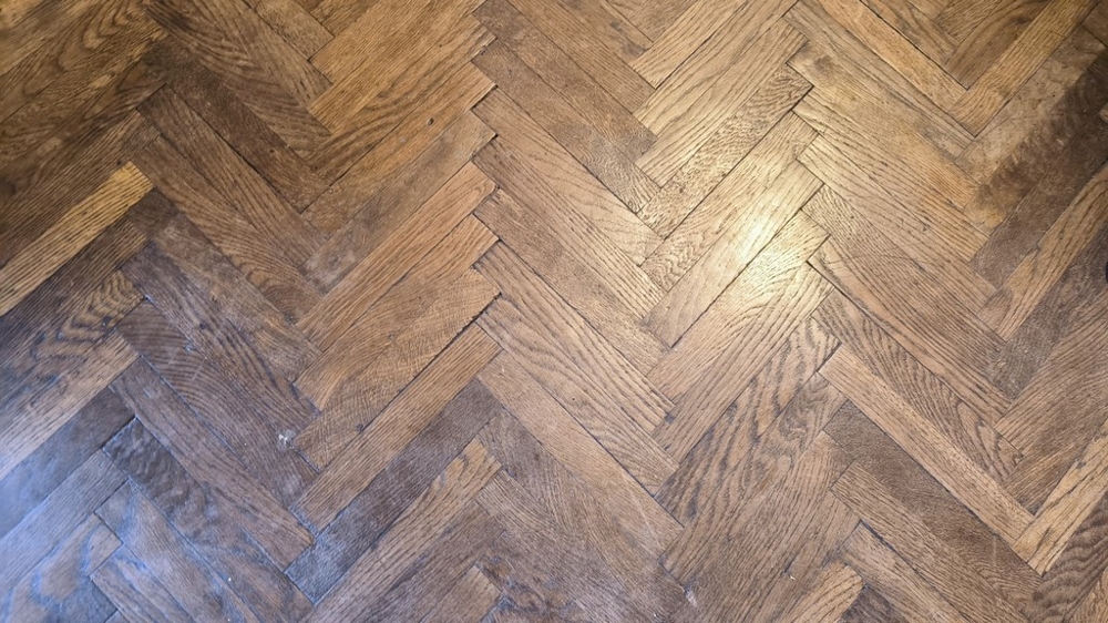 Wysokiej jakości stary parkiet (wygląd jodełki).