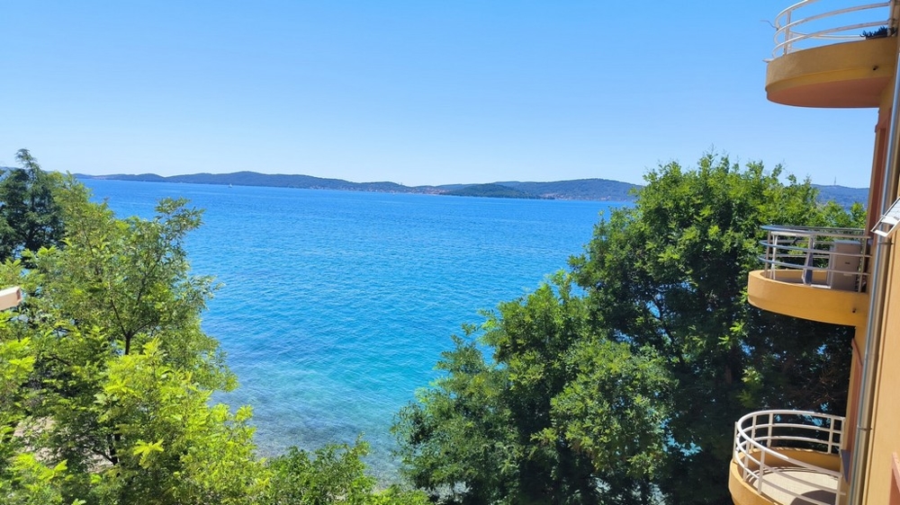 Panoramiczny widok na morze z apartamentu A2967 w pierwszym rzędzie na brzeg morza.