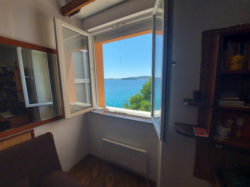 Pokój dzienny z fantastycznym widokiem na morze.