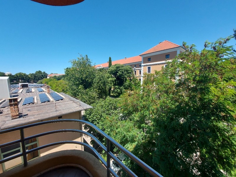 Z balkonu piękny widok na zieleń.