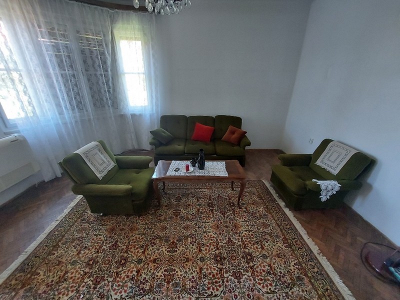 Kuchnia z piecem na drewno.