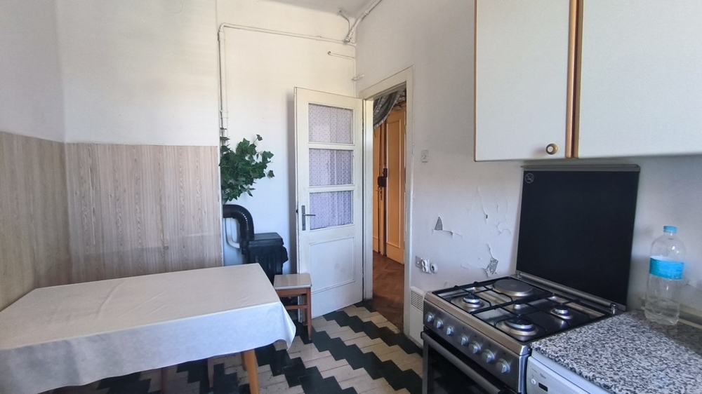 Przestronny salon w starym budynku apartamentowym.