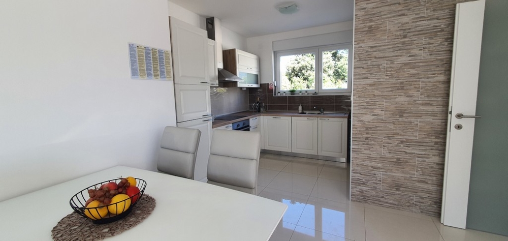 Nowoczesna kuchnia z jadalnią