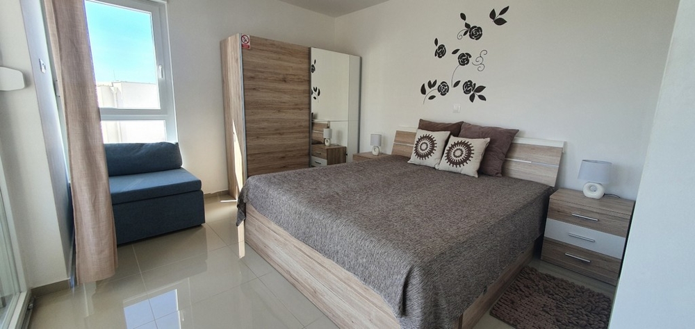 Sypialnia z oknem i wyjściem na balkon