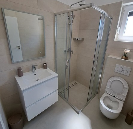 Nowoczesna łazienka z prysznicem.