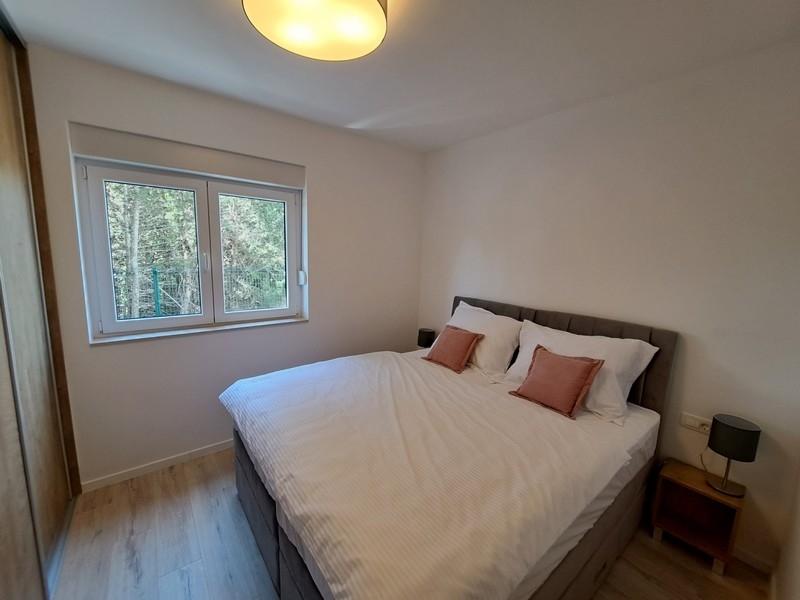 Podwójne łóżko w sypialni.