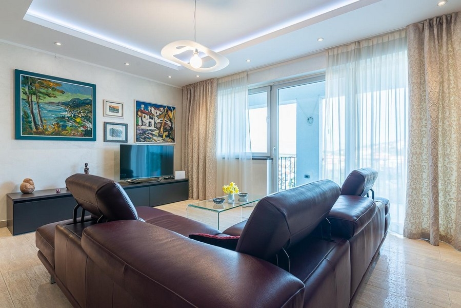 Pokój dzienny wyposażony w nowoczesne i wysokiej jakości meble.