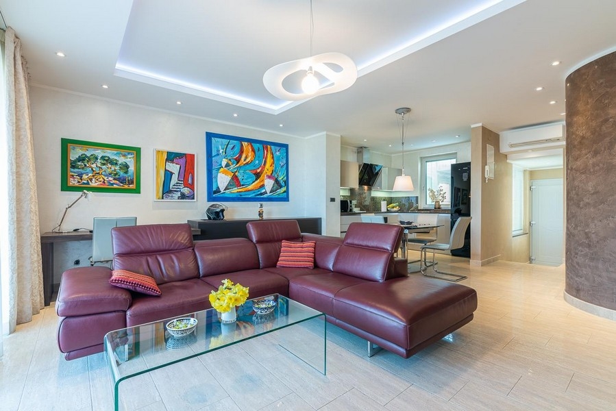 Wysokiej jakości skórzana kanapa w kolorze wina czerwonego w salonie nieruchomości A2987 w Vrbniku w Chorwacji - Panorama Scouting.