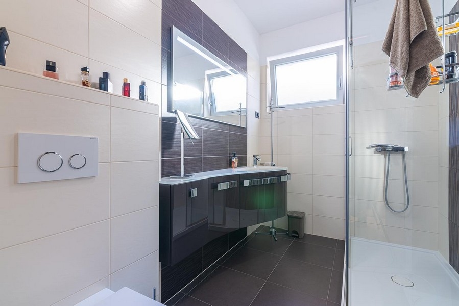 Łazienka z prysznicem.