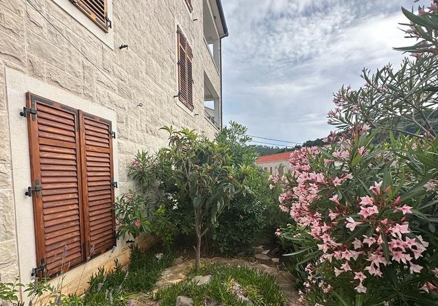 Śródziemnomorski teren zewnętrzny nieruchomości A2998 na wyspie Solta w Chorwacji.