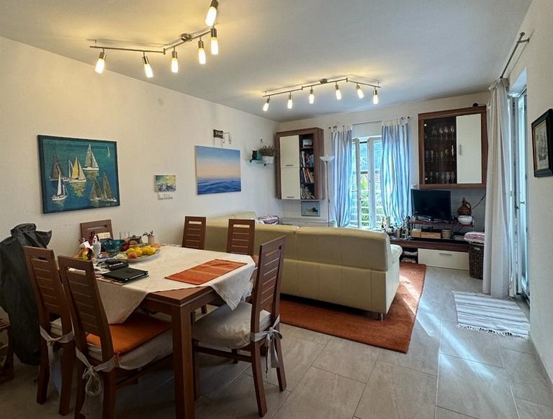 Nowocześnie urządzony salon w apartamencie A2998, Chorwacja.