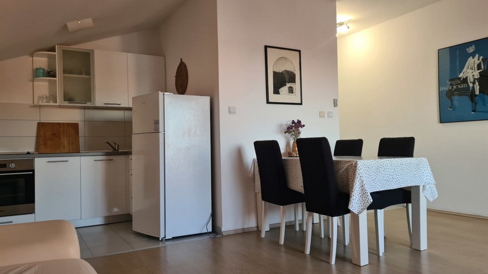 Mieszkanie jest oferowane do sprzedaży wraz z meblami.