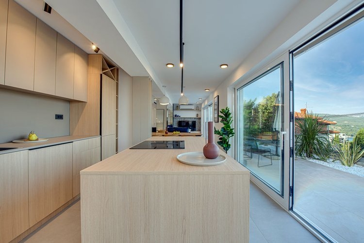 Nowoczesna kuchnia z jadalnią.