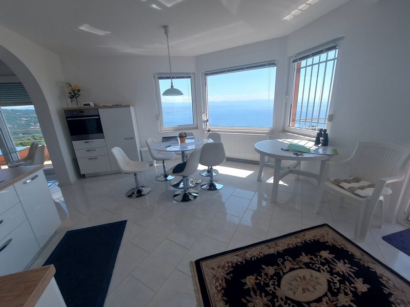 Jasny i nowoczesny salon z pięknym widokiem na morze – Panorama Scouting A3012.