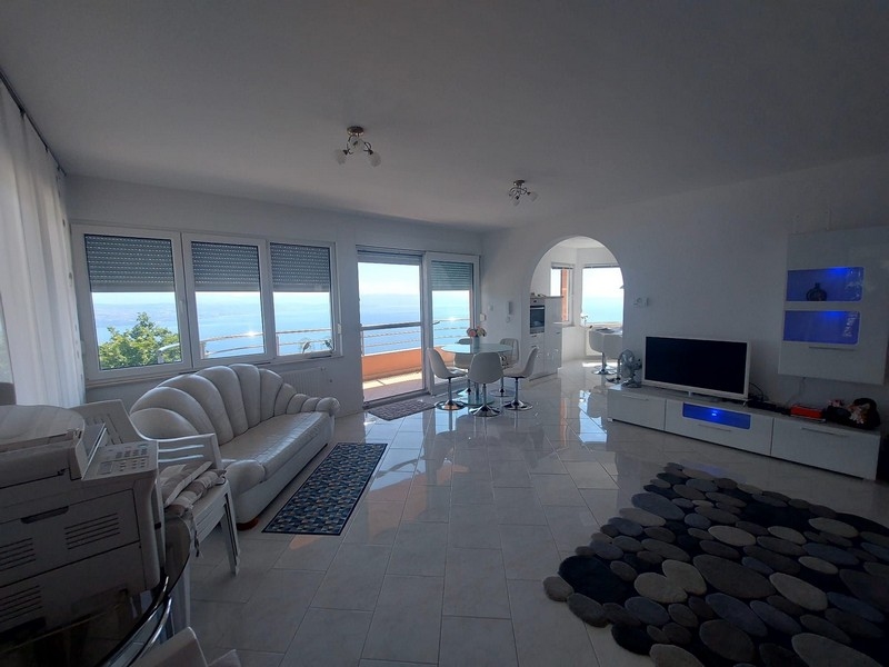 Zalana światłem część dzienna wyposażona w wysokiej jakości meble.