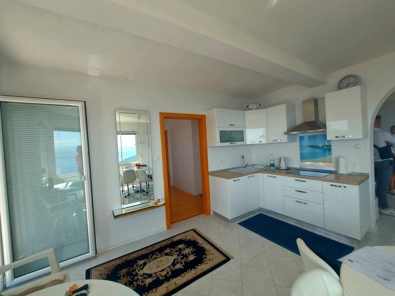 Widok na nowoczesną kuchnię.