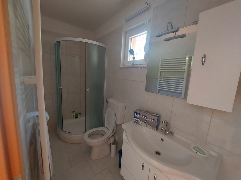 Druga łazienka – również z wygodnym prysznicem.