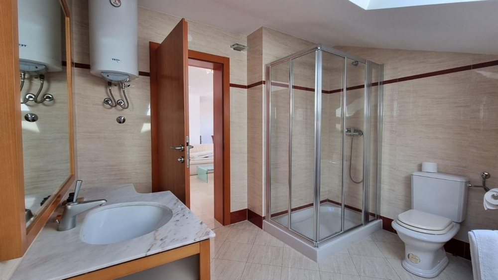 Łazienka z prysznicem.