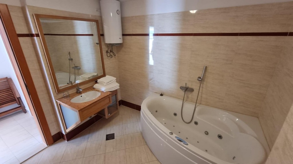 Druga łazienka z wygodną wanną.