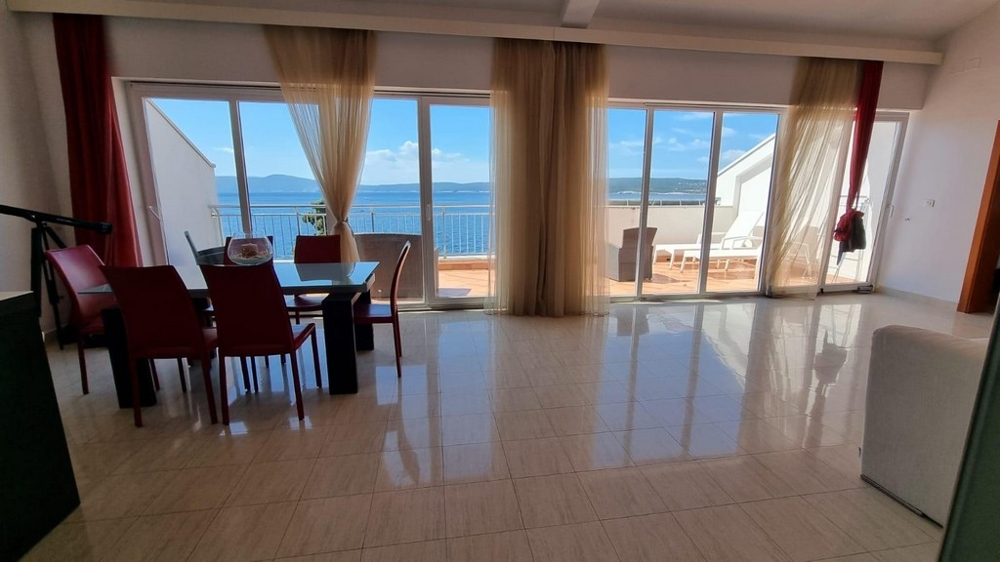 Część dzienna z widokiem na taras i morze.