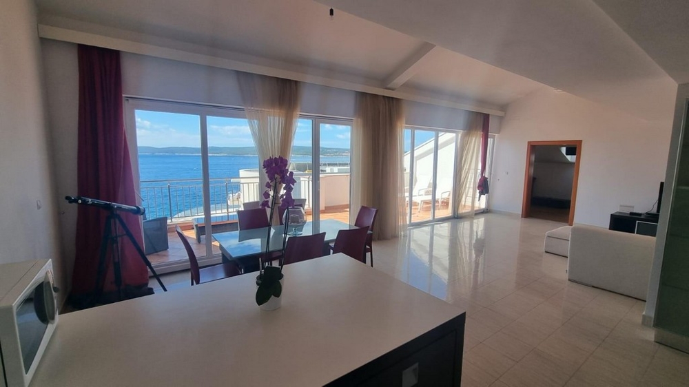 Pokój dzienny z widokiem na morze.