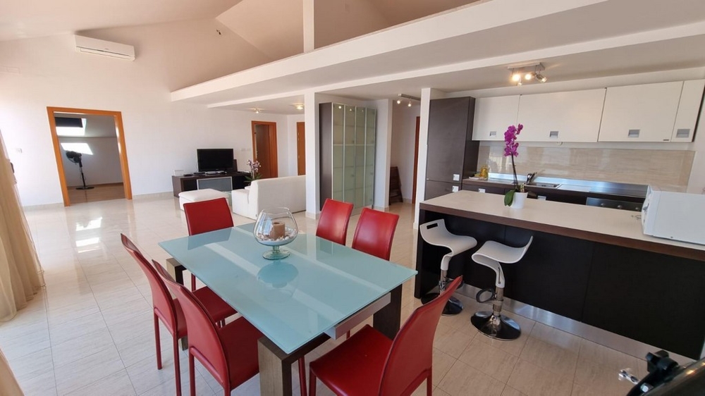 Jadalnia i nowoczesna kuchnia w klimatyzowanym pokoju.-