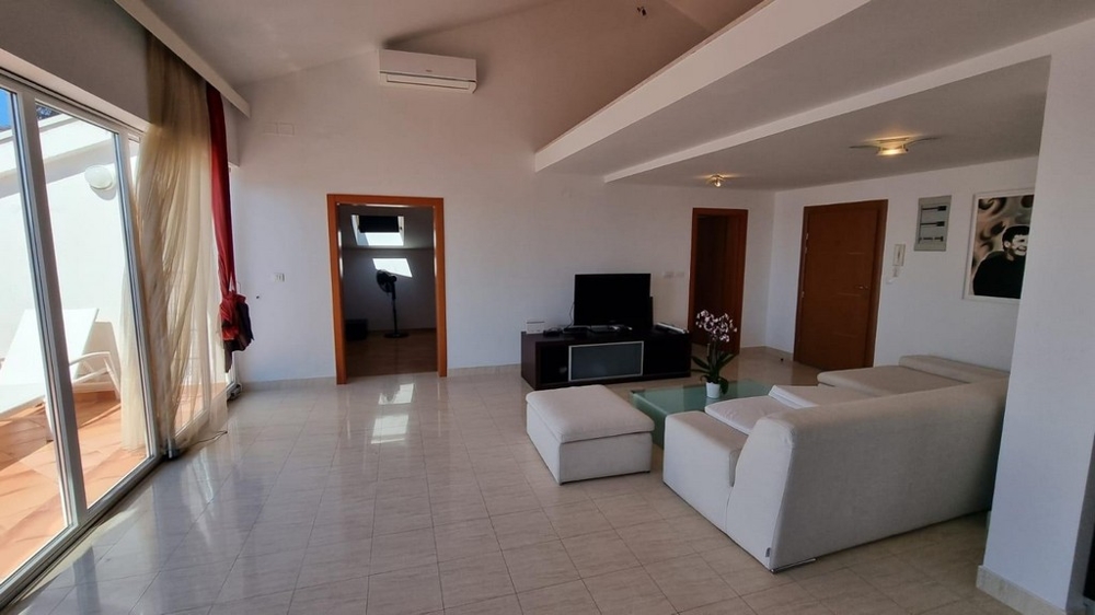 Klimatyzowana część dzienna z miejscem do przechowywania na galerii.