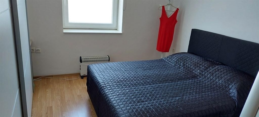 Sypialnia z podwójnym łóżkiem.