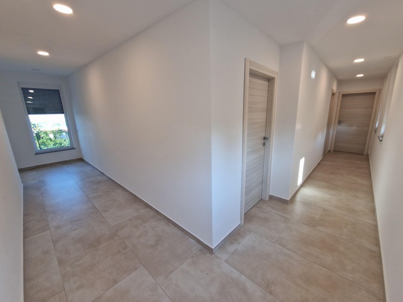 Jasna, zalana światłem strefa wejściowa.