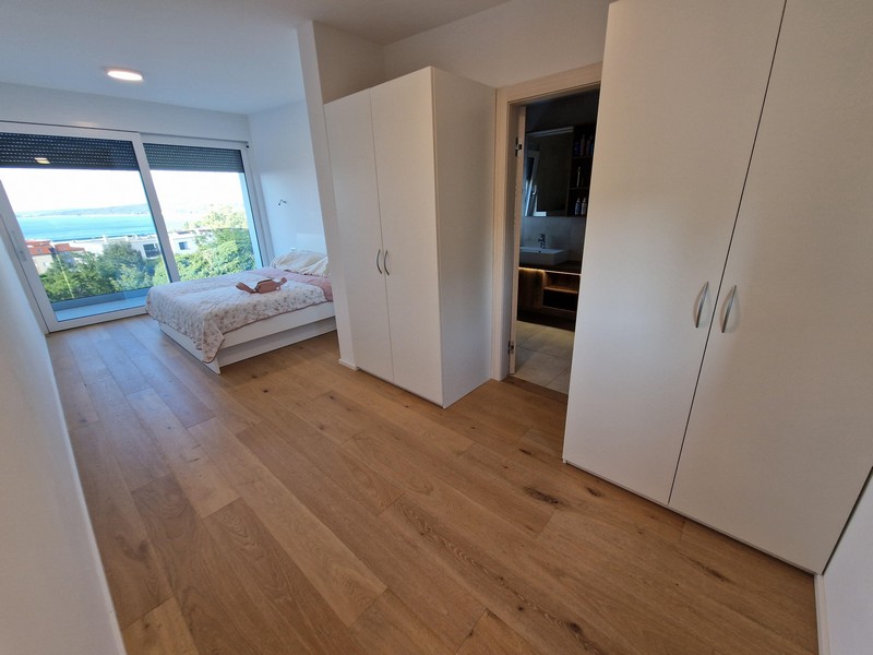 Sypialnia z prywatną łazienką i wysokiej jakości parkietem.