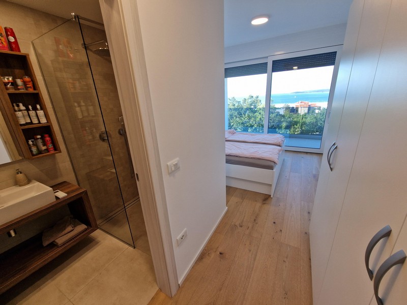 Widok z łazienki na sypialnię i taras.