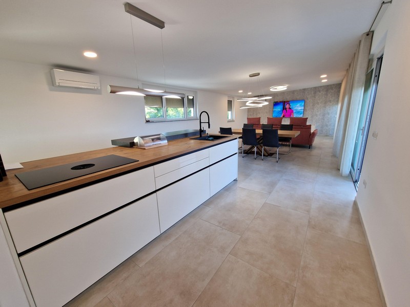Nowoczesna kuchnia i przestronny salon w nieruchomości A3043, Chorwacja, wyspa Krk.