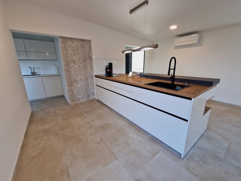 Wyspa kuchenna i widok na klimatyzację nieruchomości A3043 w Chorwacji.