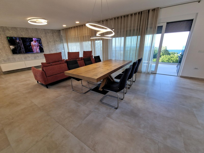 Kuchnia i jadalnia oraz widok na przestronny taras nieruchomości A3043 w Chorwacji - Panorama Scouting.