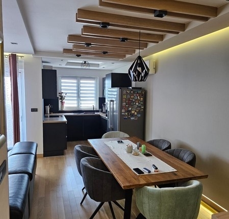 Mieszkanie z wyposażoną kuchnią i jasnymi pokojami