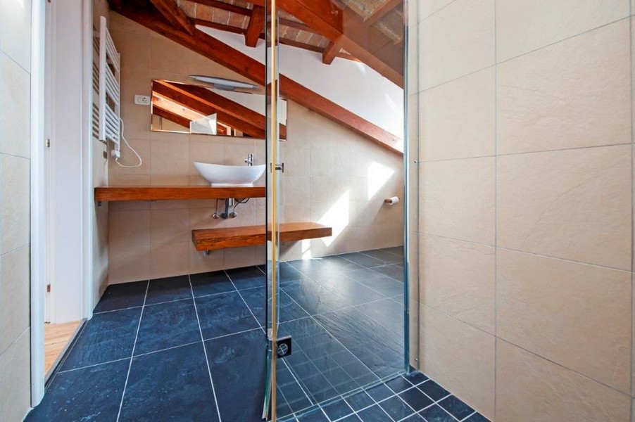 Stylowa łazienka na poddaszu nieruchomości.