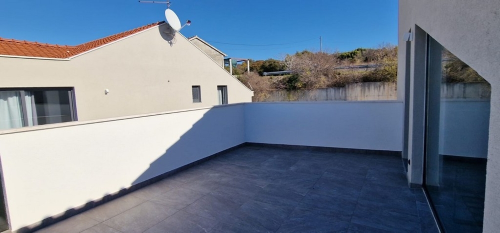 Duży taras apartamentu A3058 w Chorwacji w Sutivan.