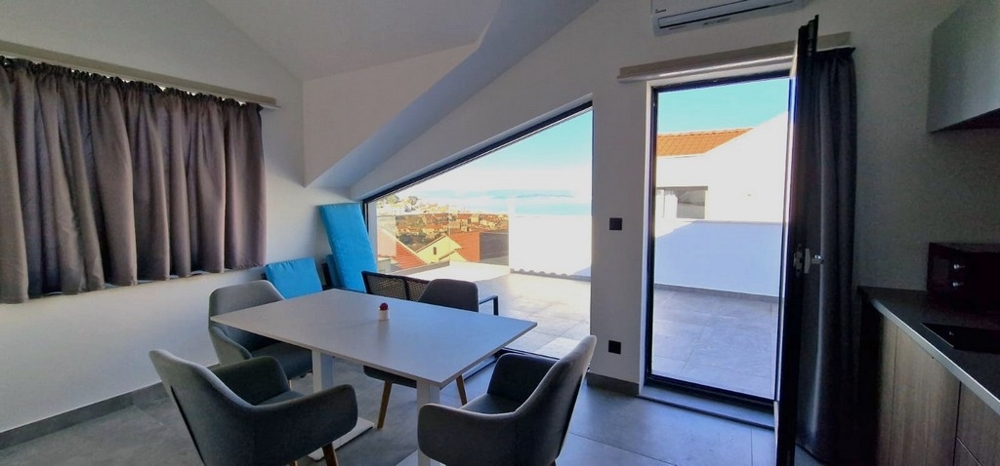 Część dzienna i widok na taras.